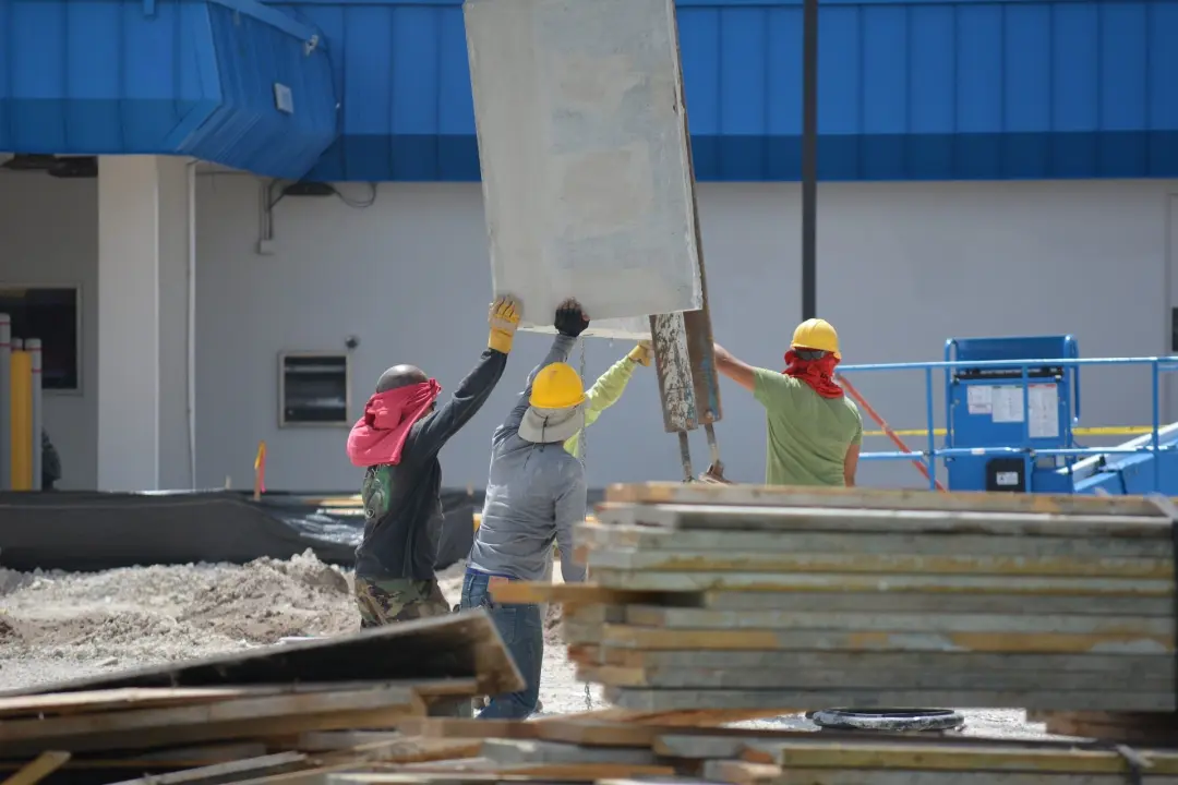 MATERIAL AND MANUAL HANDLING Safety Risks